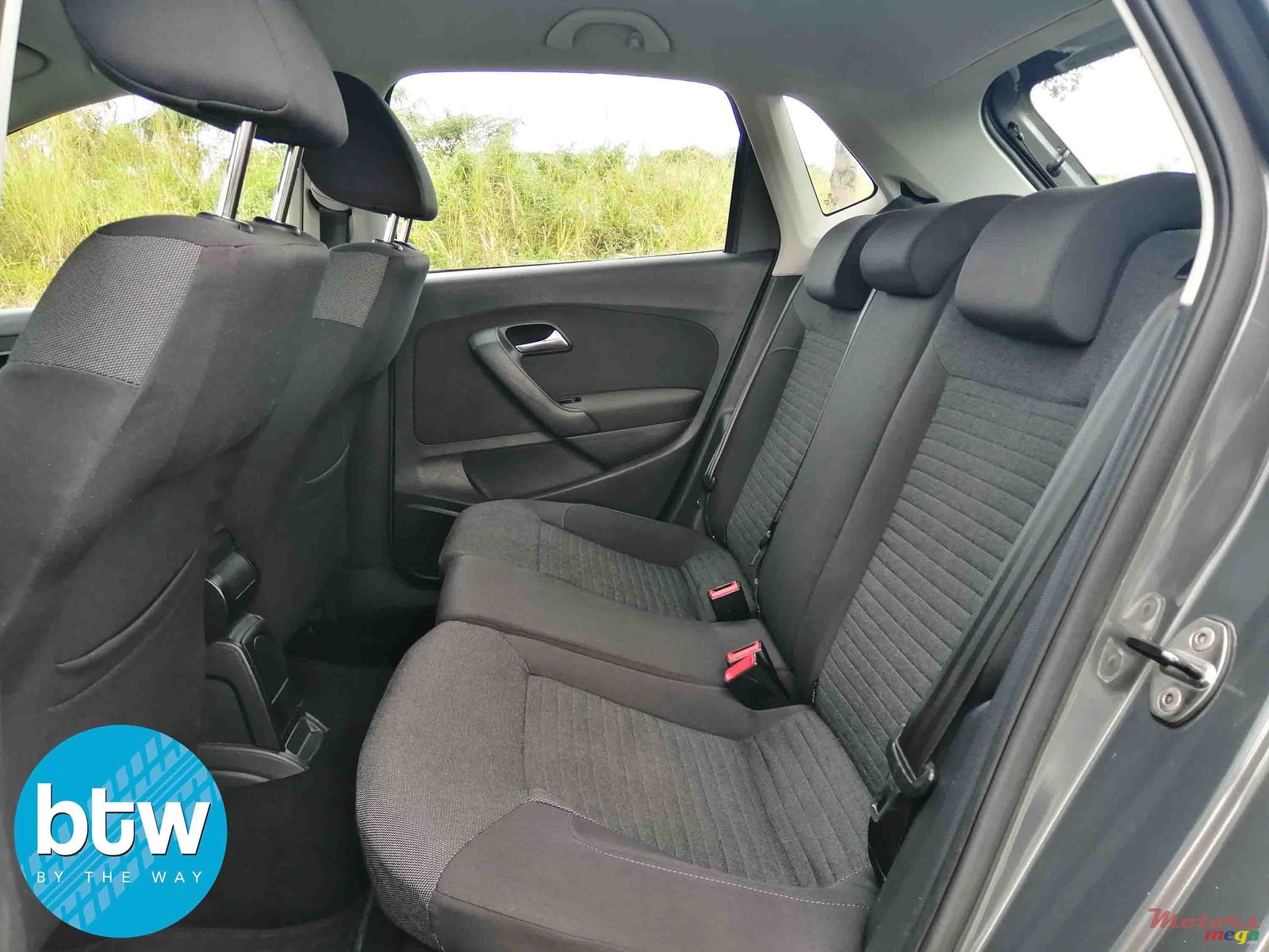 2011' Volkswagen Polo photo #4