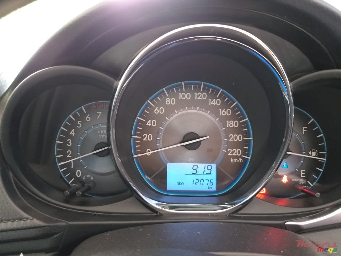 2014' Toyota Yaris photo #2