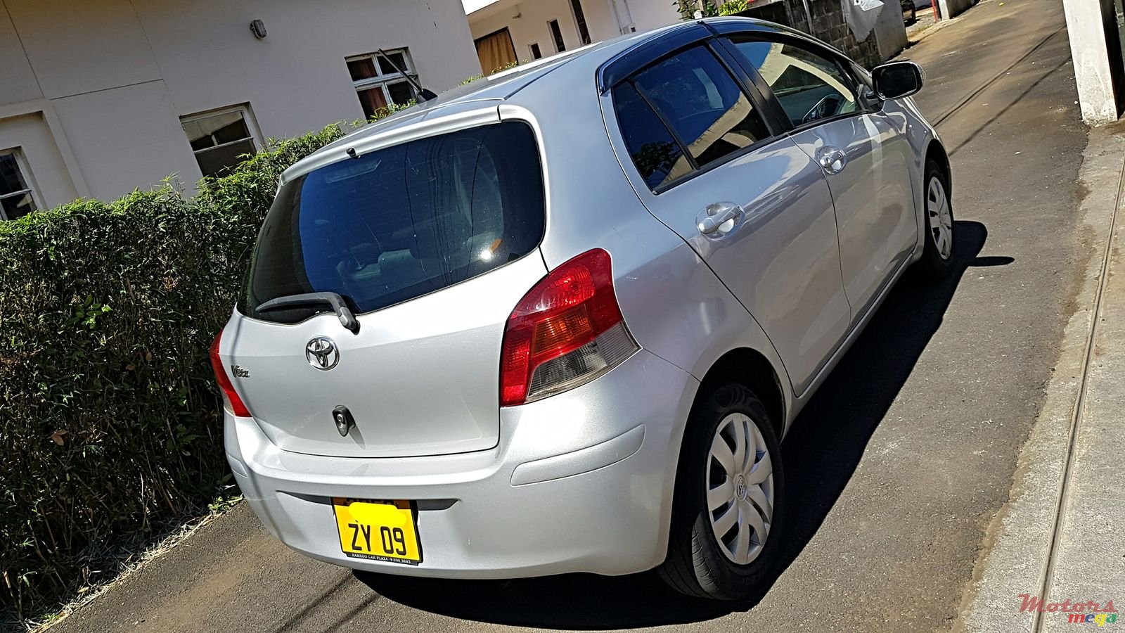 2009' Toyota Vitz 1300 photo #3