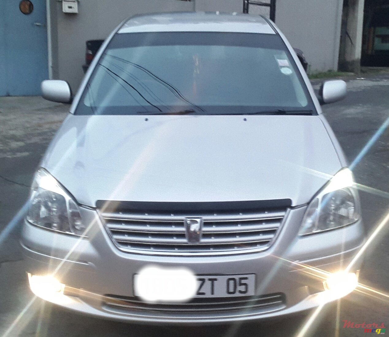 2005' Toyota Premio photo #1