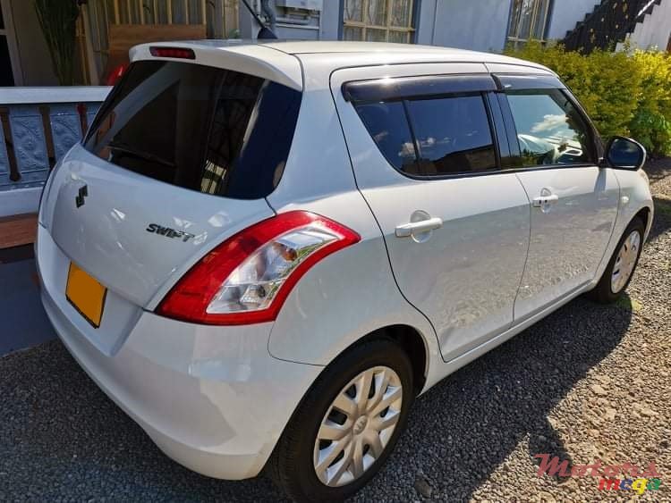 2011' Suzuki Swift photo #3