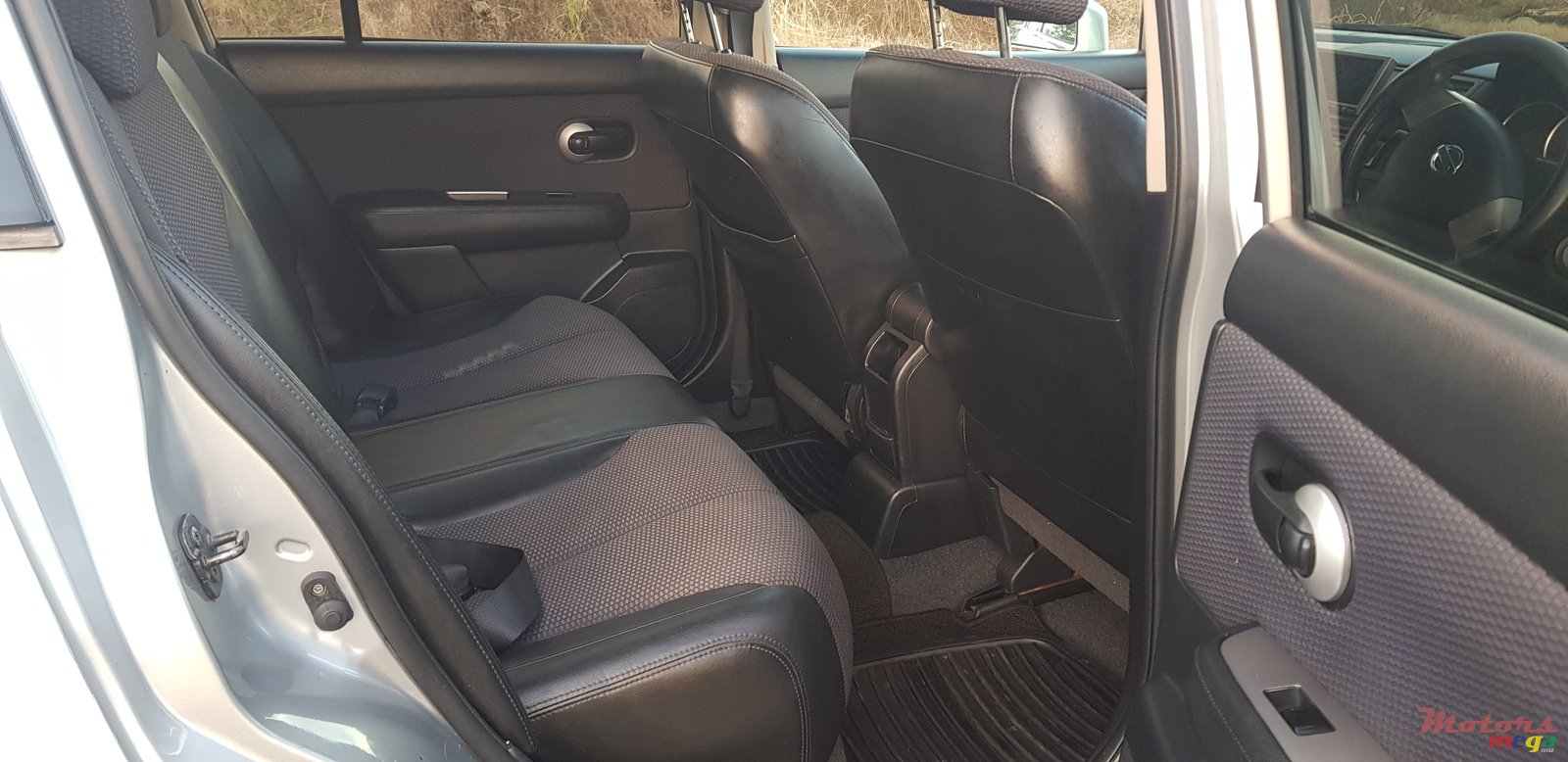 2006' Nissan Tiida Hatchback photo #5