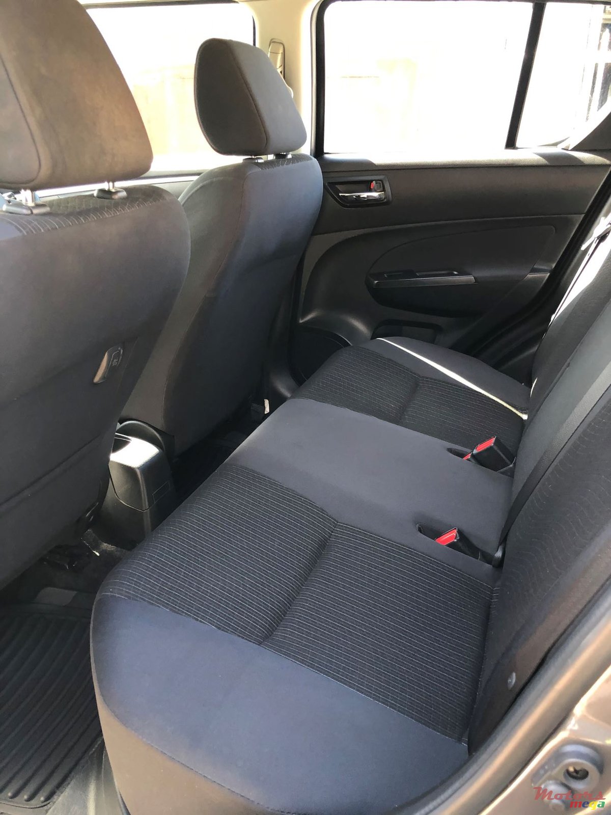 2015' Suzuki Swift photo #6