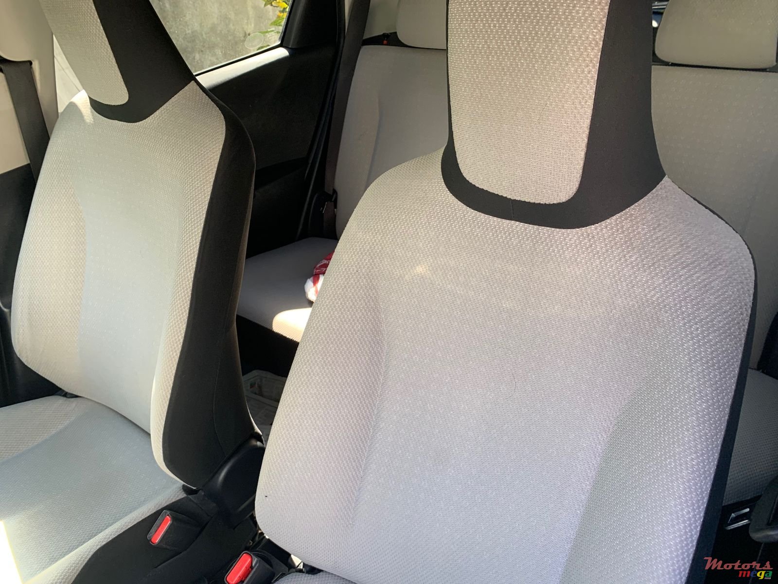 2012' Toyota Vitz photo #4