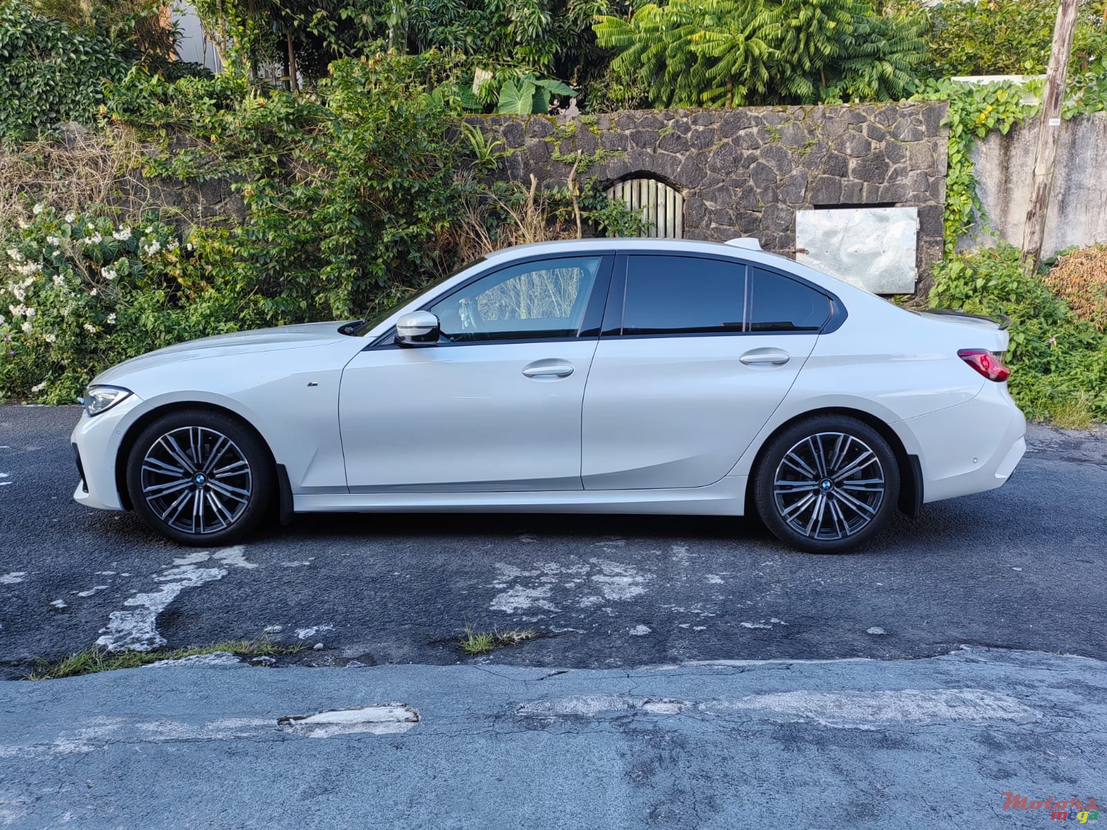 2021' BMW 330 photo #3