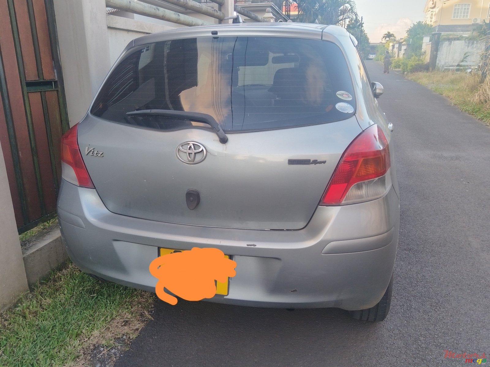 2010' Toyota Vitz photo #3