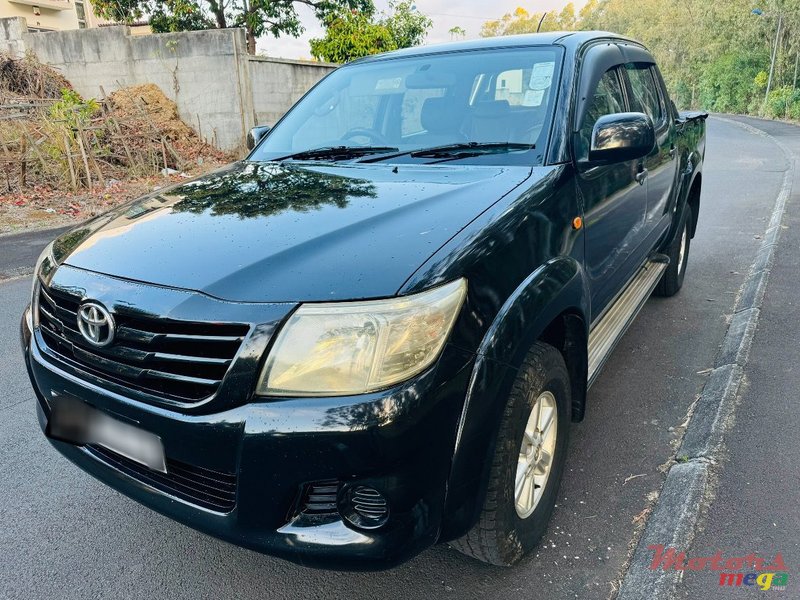 2013' Toyota Hilux black photo #3