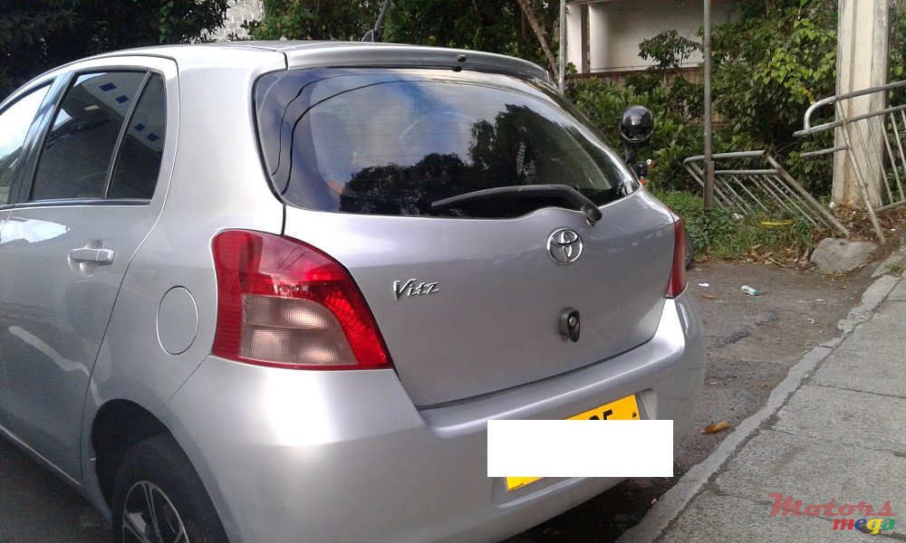 2005' Toyota Vitz photo #3