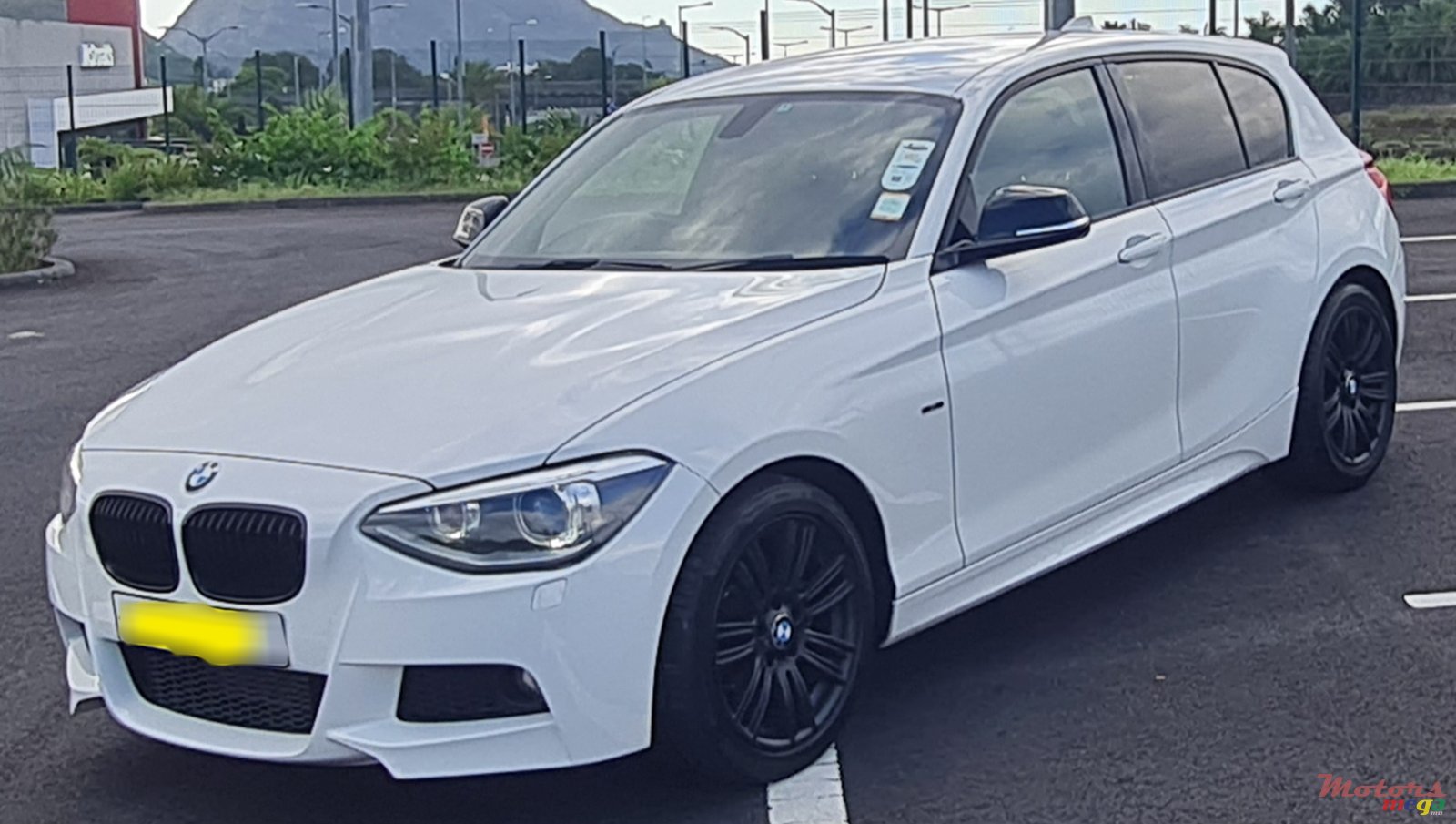 2013' BMW 1 Series 5 Door photo #1