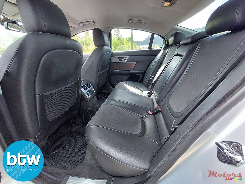 2015' Jaguar XF photo #5