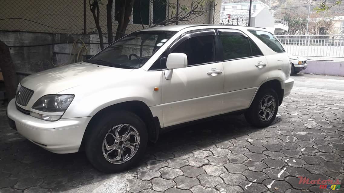 1998' Toyota Harrier photo #2
