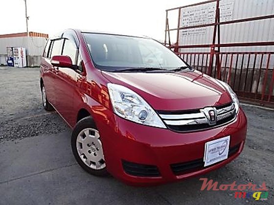 2014' Toyota Isis photo #1