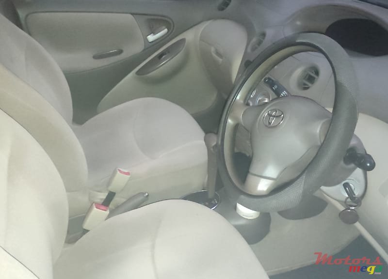 2005' Toyota Platz Nil photo #1
