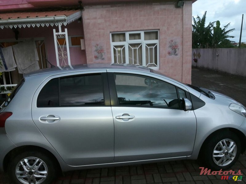 2009' Toyota Vitz photo #2