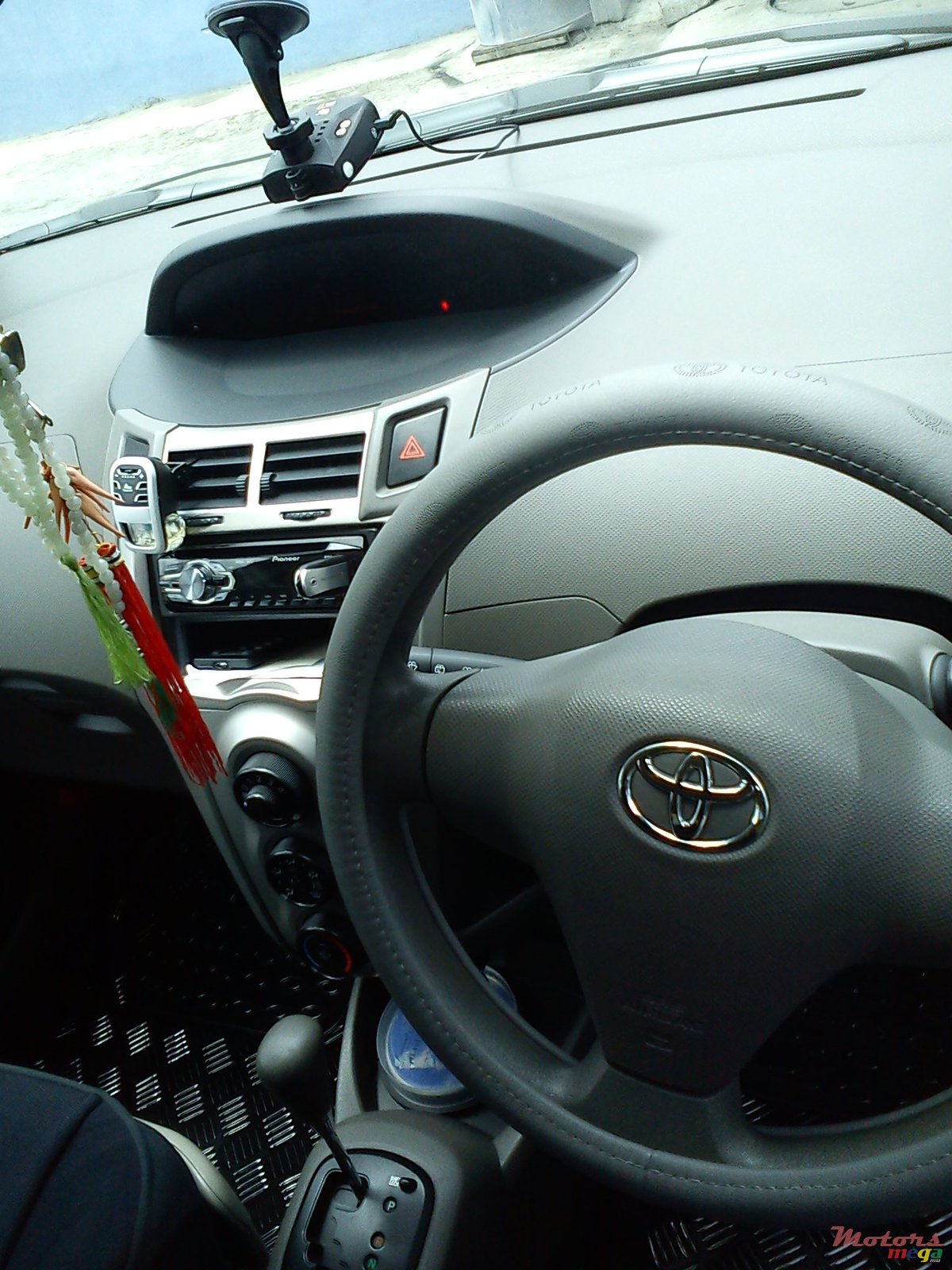 2009' Toyota Vitz photo #3