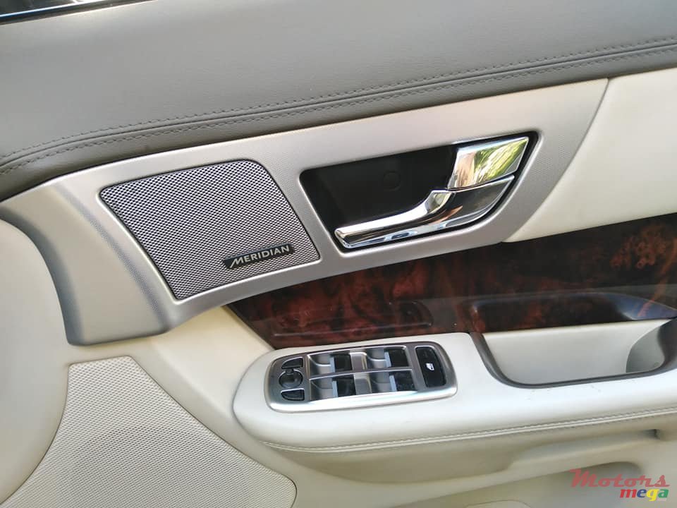 2013' Jaguar XF photo #6