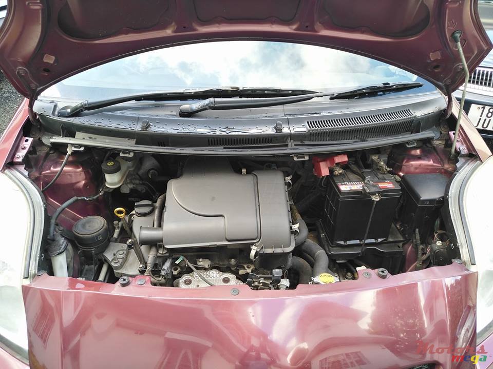 2011' Toyota Vitz photo #6