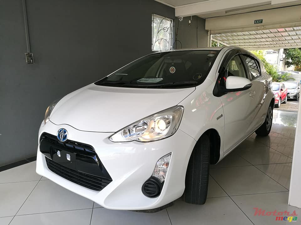 2015' Toyota Aqua photo #3