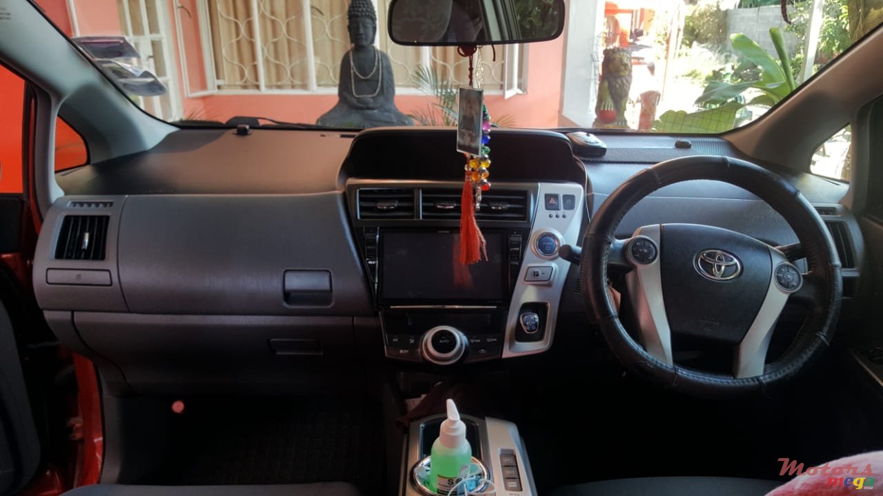 2013' Toyota Prius v photo #4