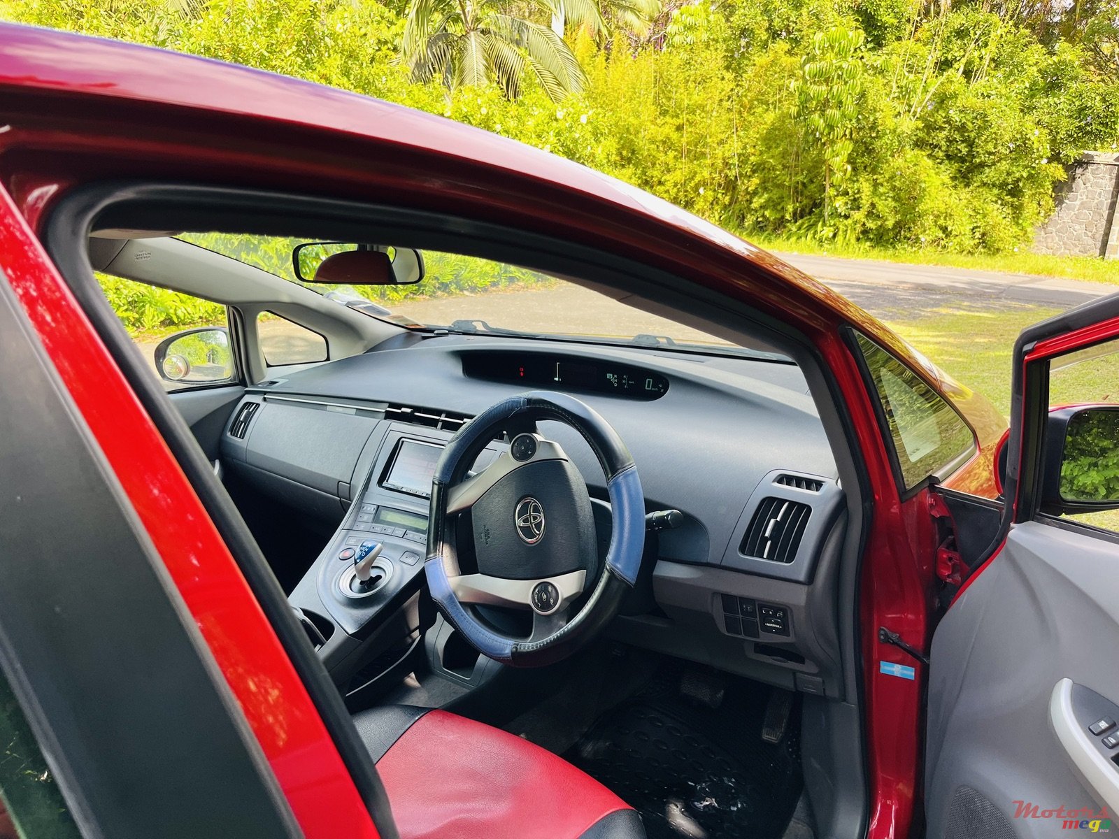 2011' Toyota Prius photo #3