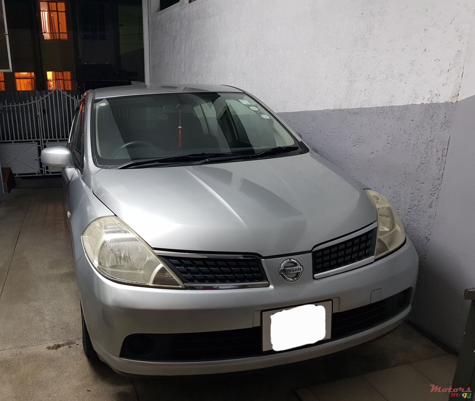 2007' Nissan Tiida Hatchback photo #1