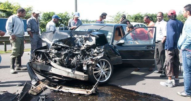 Une Violente Collision Entre une Voiture et un Rouleau Compresseur Fait Deux Blessés