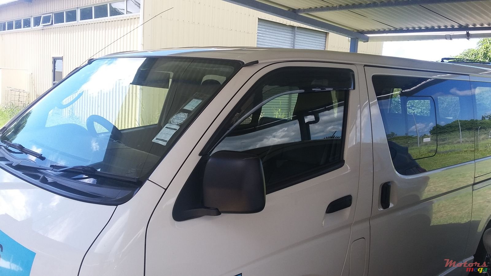 2015' Toyota HiAce photo #2