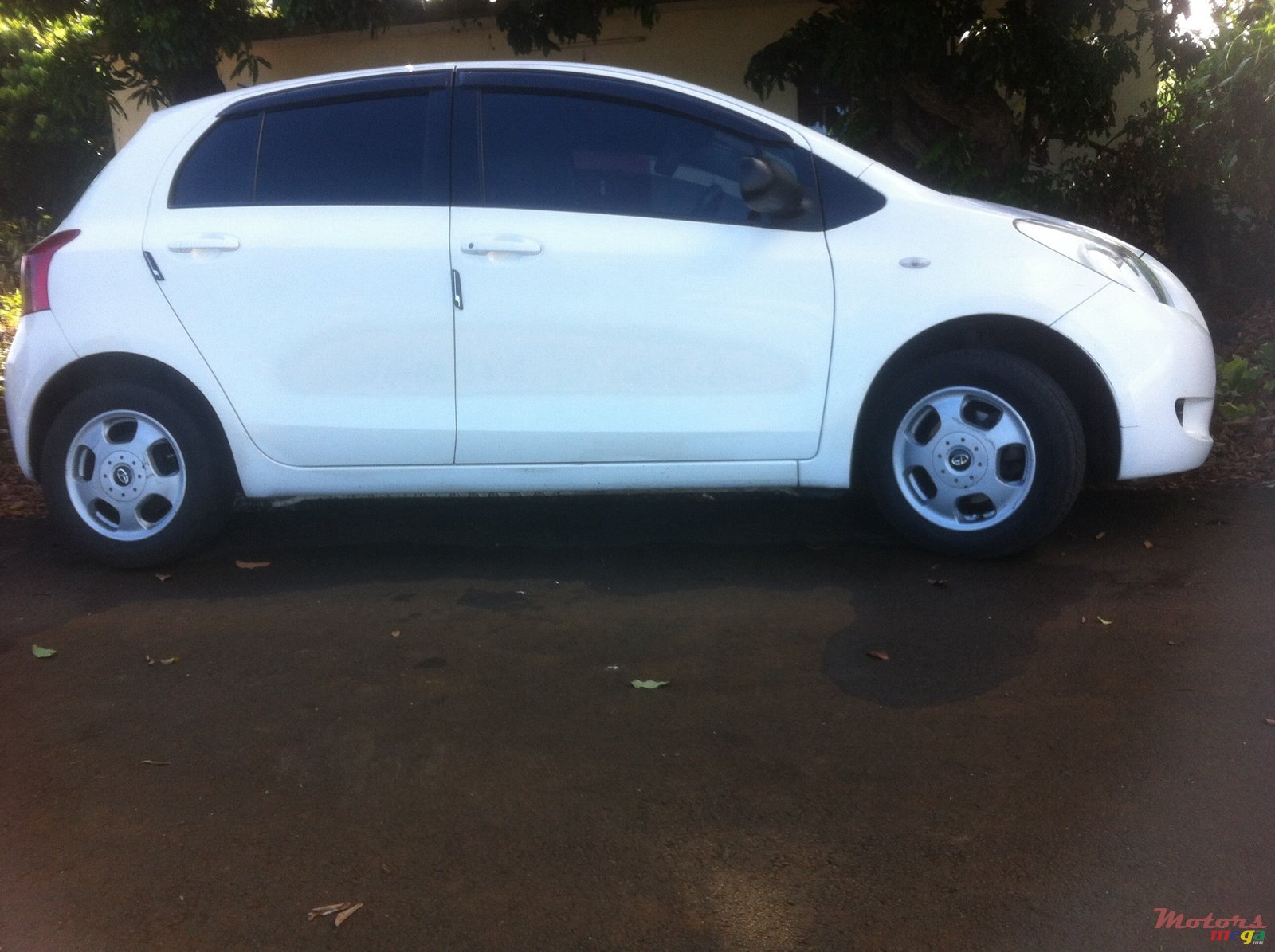 2005' Toyota Vitz photo #1