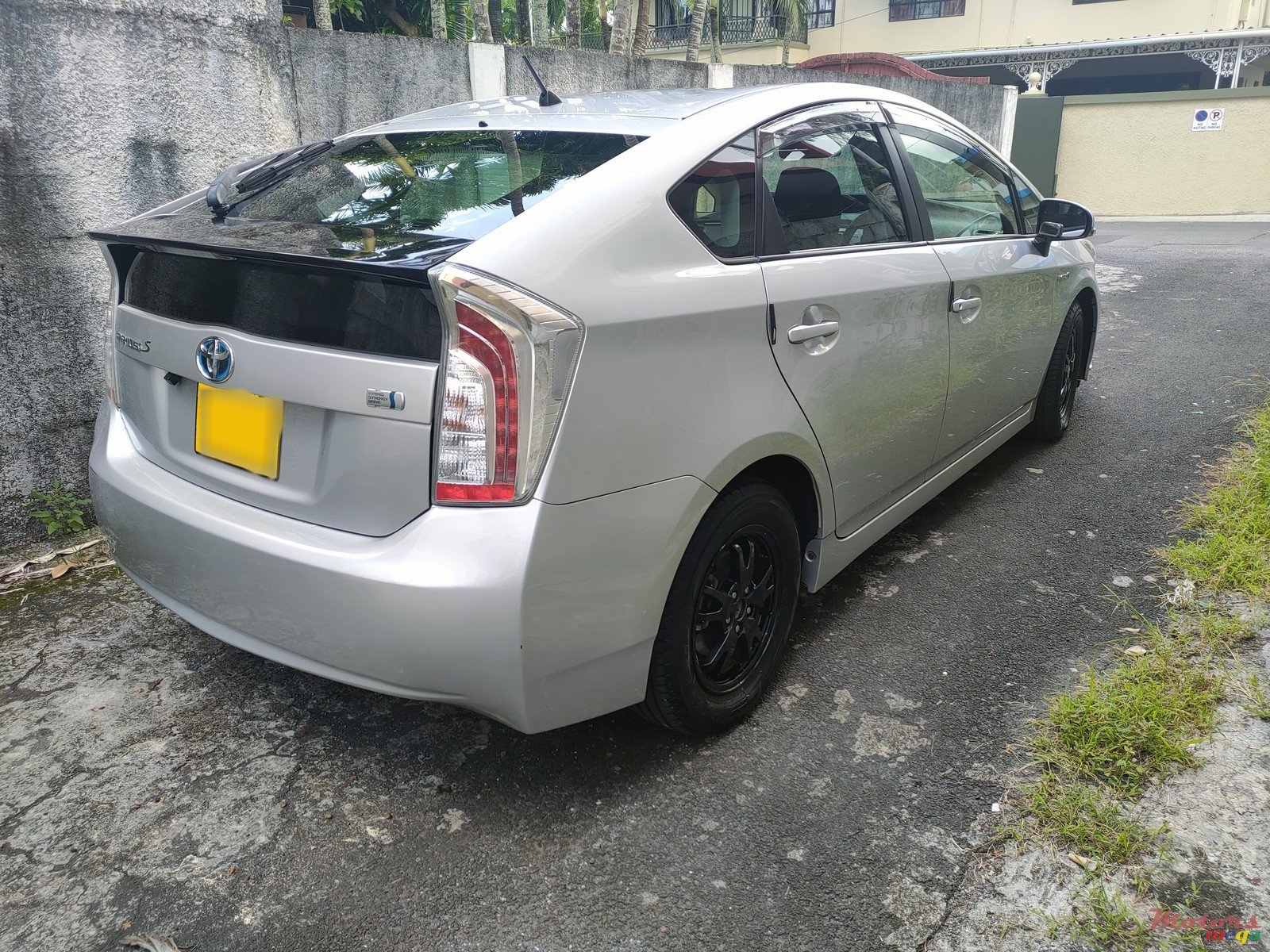 2012' Toyota Prius photo #2