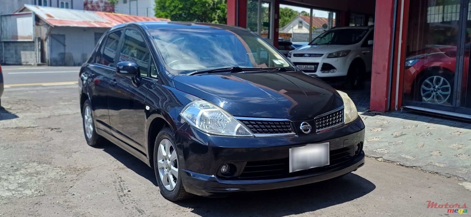 2011' Nissan Tiida photo #1