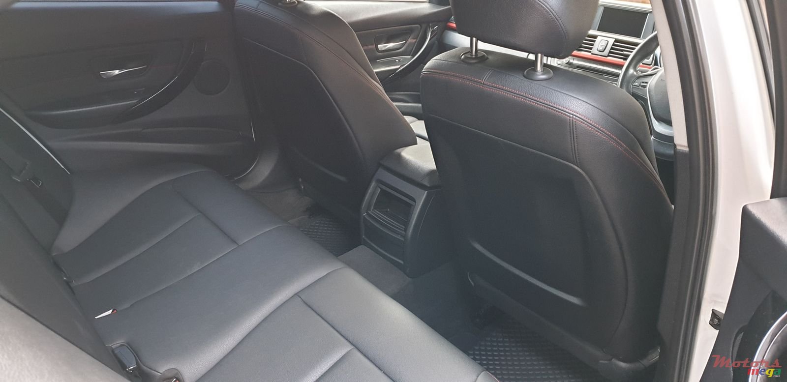 2012' BMW 3 Series 328i photo #7