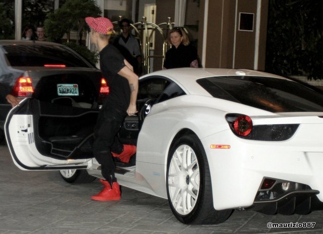 Paparazzo Killed by Oncoming Traffic after Photographing Justin Bieber's Ferrari