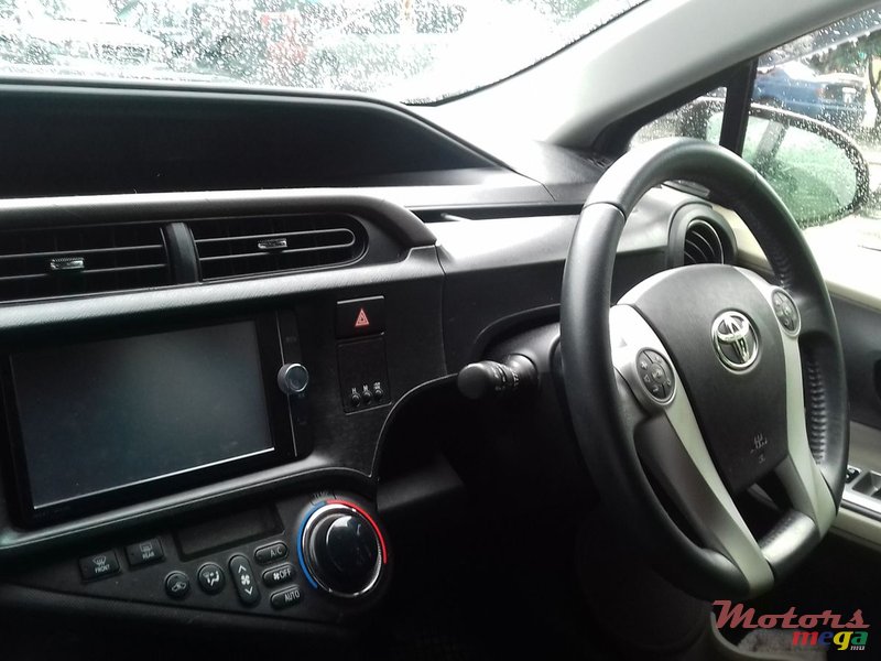 2012' Toyota Prius c photo #1