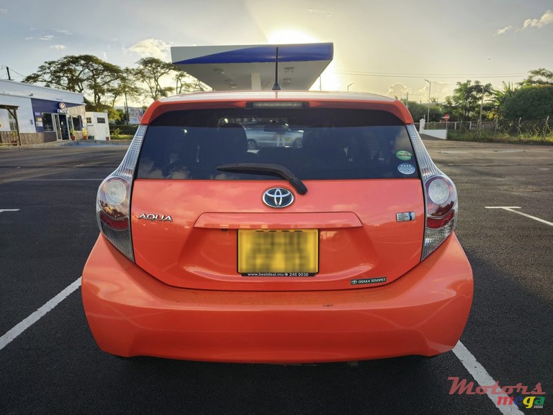 2013' Toyota Aqua Hybrid photo #3
