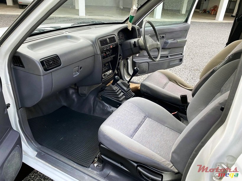 2003' Nissan Hardbody 4X4 photo #5