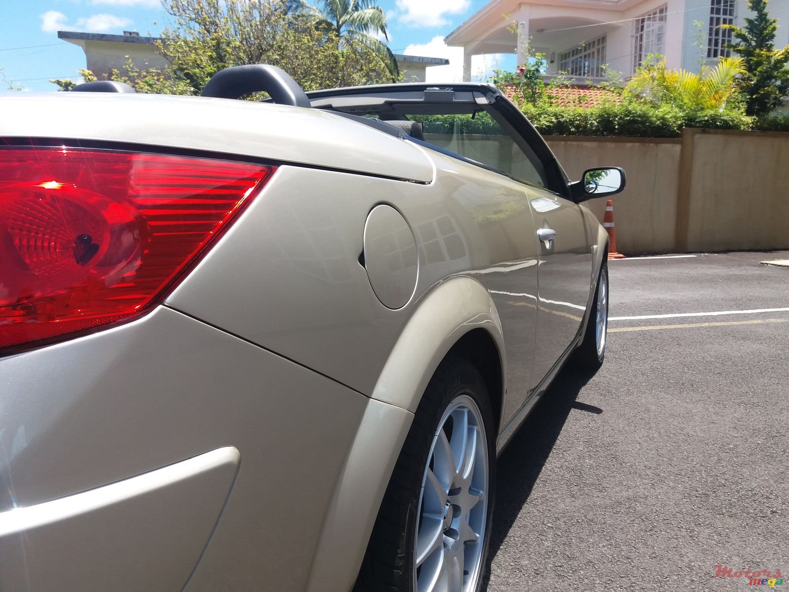 2008' Renault Megane photo #2