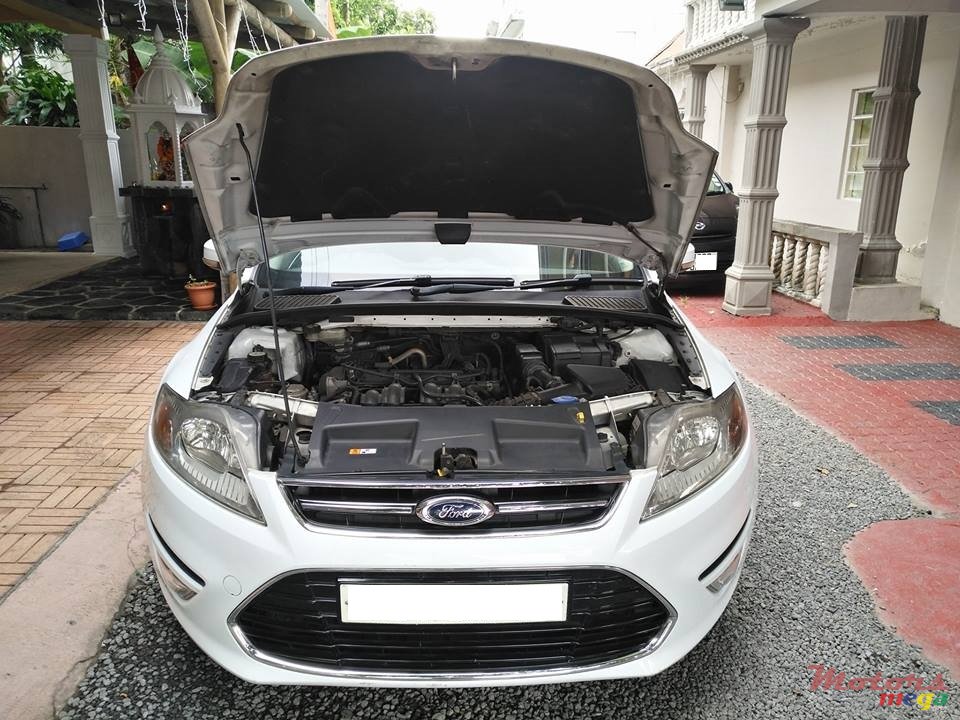 2012' Ford Mondeo Saloon photo #7