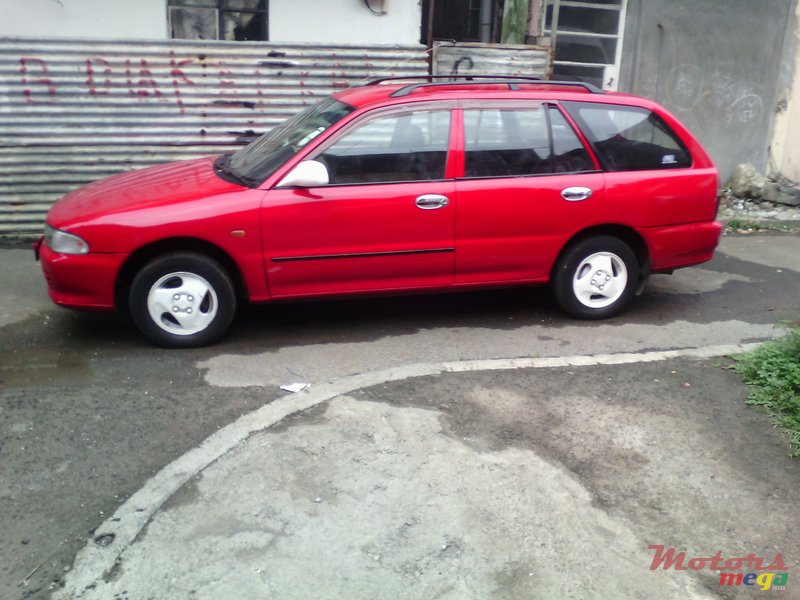 1992' Mitsubishi Lancer photo #2