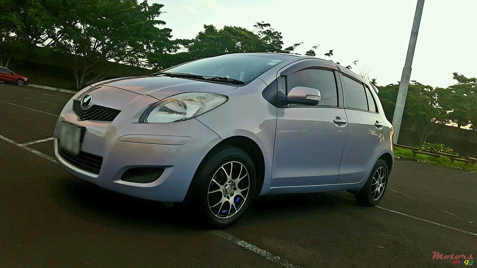 2008' Toyota Vitz photo #3