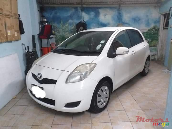 2009' Toyota Vitz photo #1