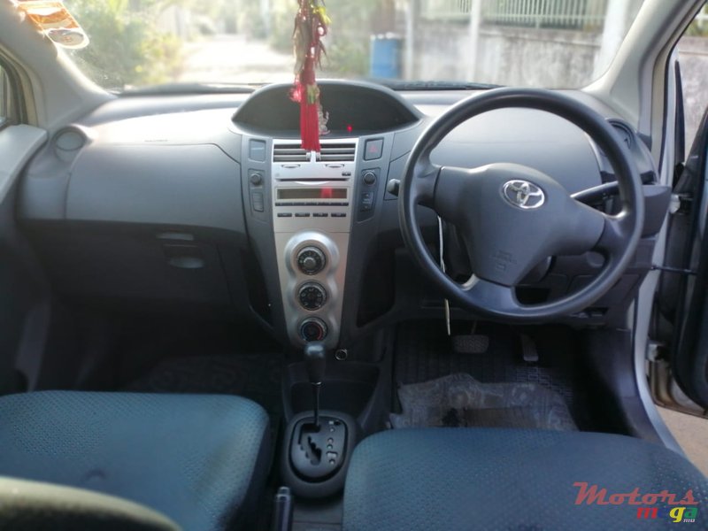 2005' Toyota Vitz photo #4