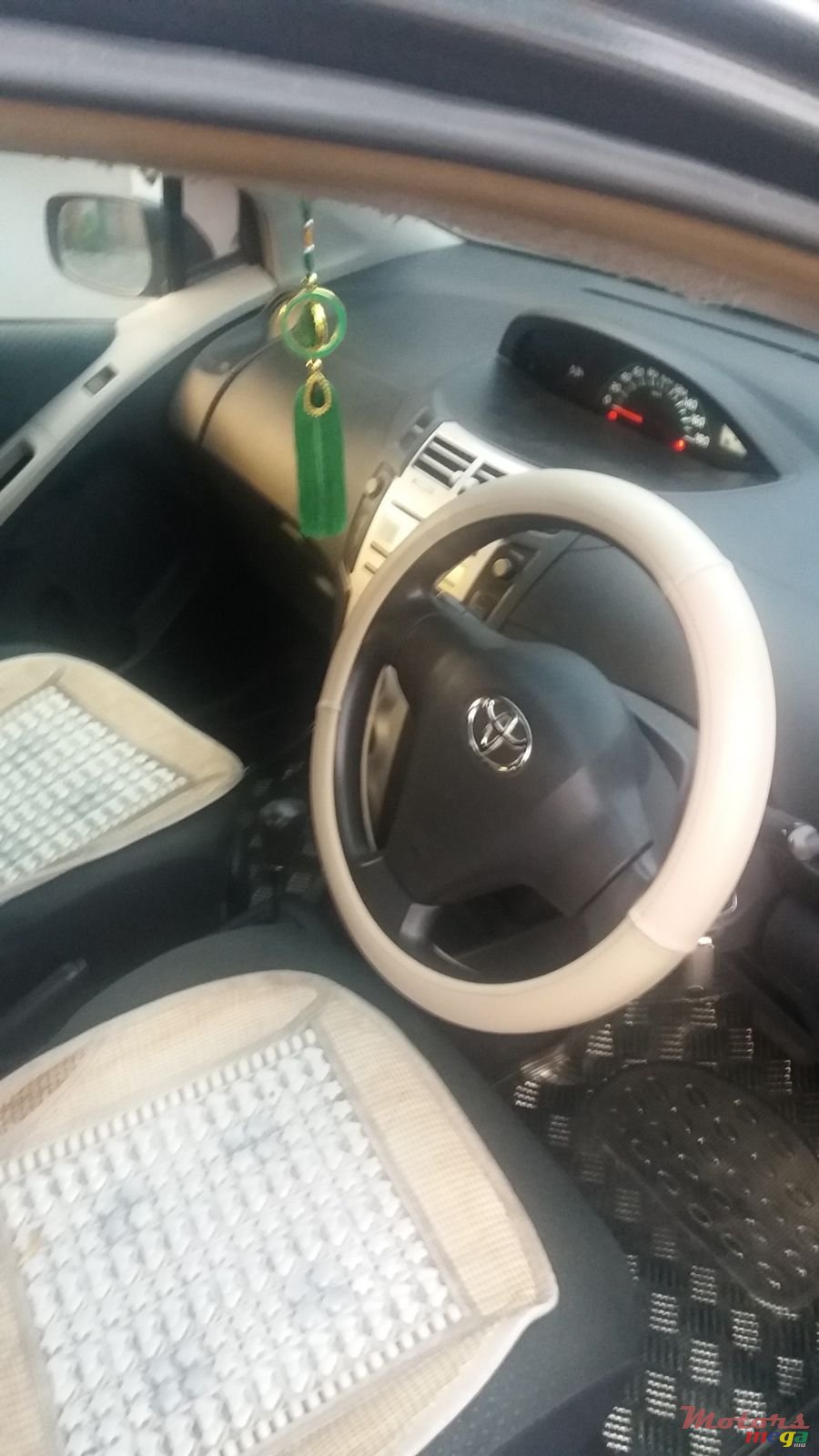 2007' Toyota Vitz photo #4