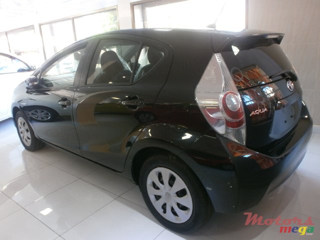 2013' Toyota Auris Aqua photo #3