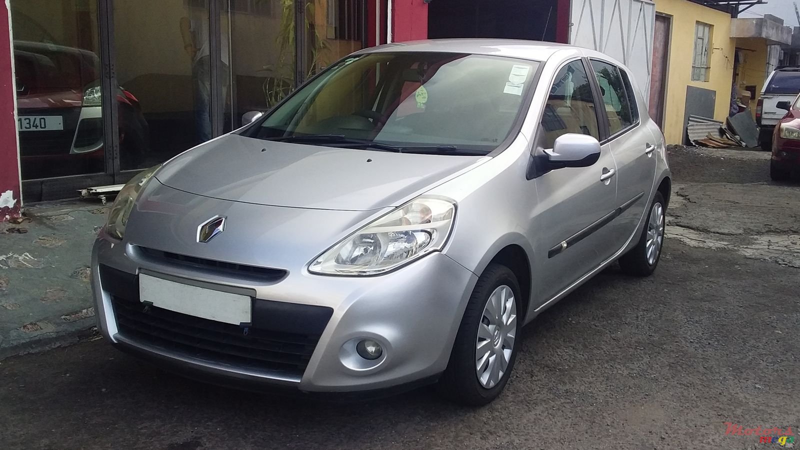 2011' Renault Clio photo #1