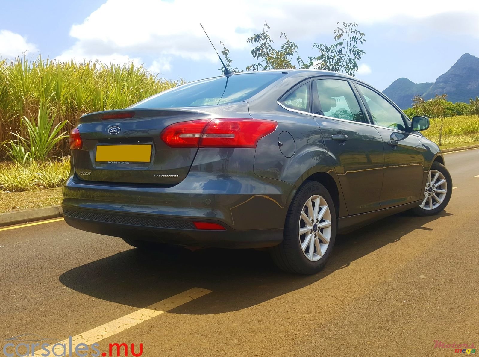 2015' Ford Focus 1.6 Sedan Titanium photo #3