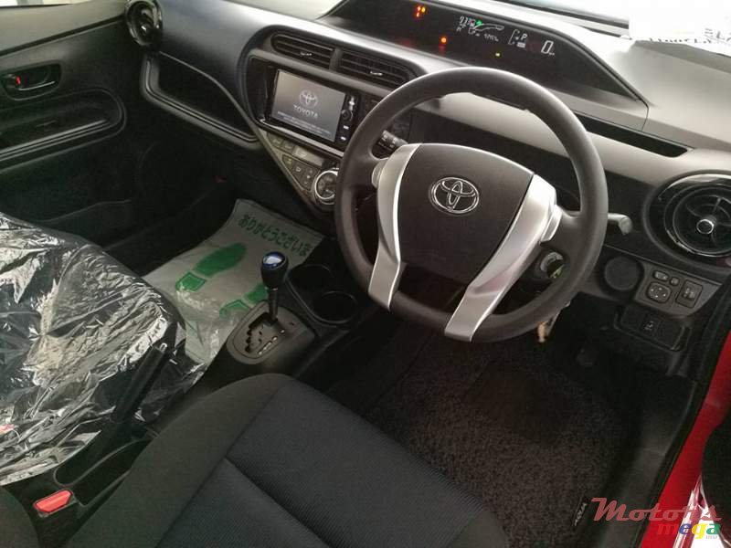 2015' Toyota Prius c Aqua photo #5