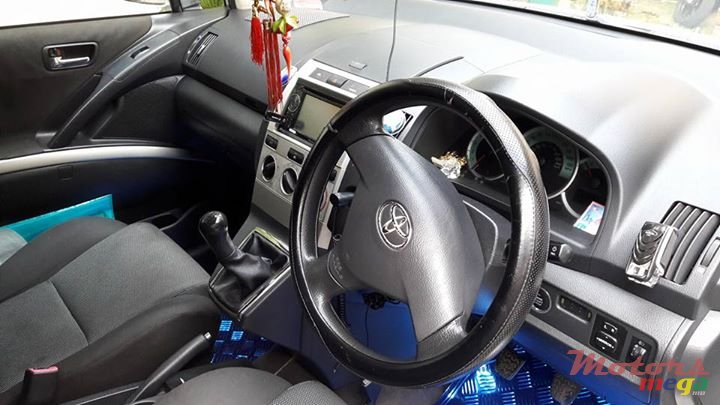 2009' Toyota Verso photo #2