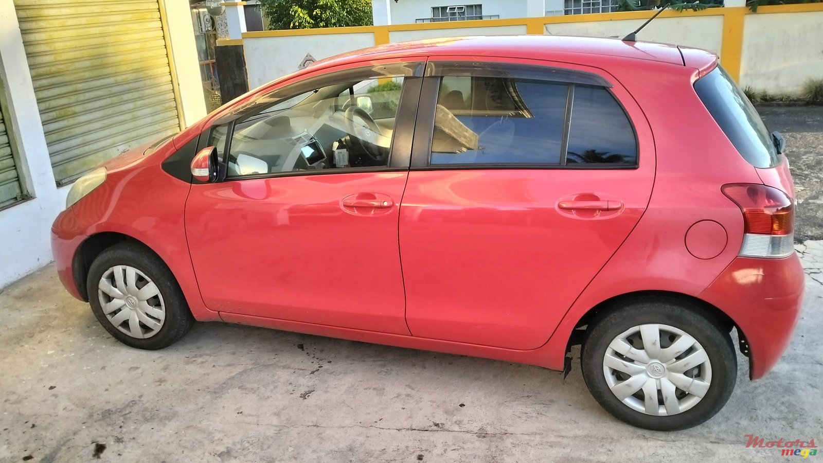 2010' Toyota Vitz photo #3