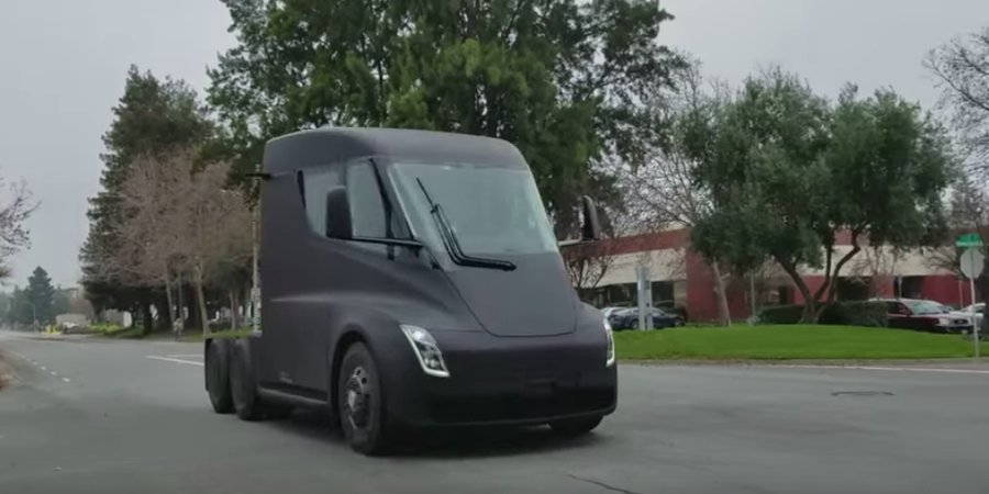 Tesla Semi prototype captured driving in video clip