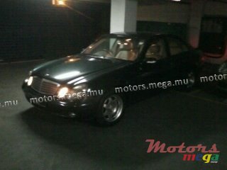 2003' Mercedes-Benz E220 CDI photo #2